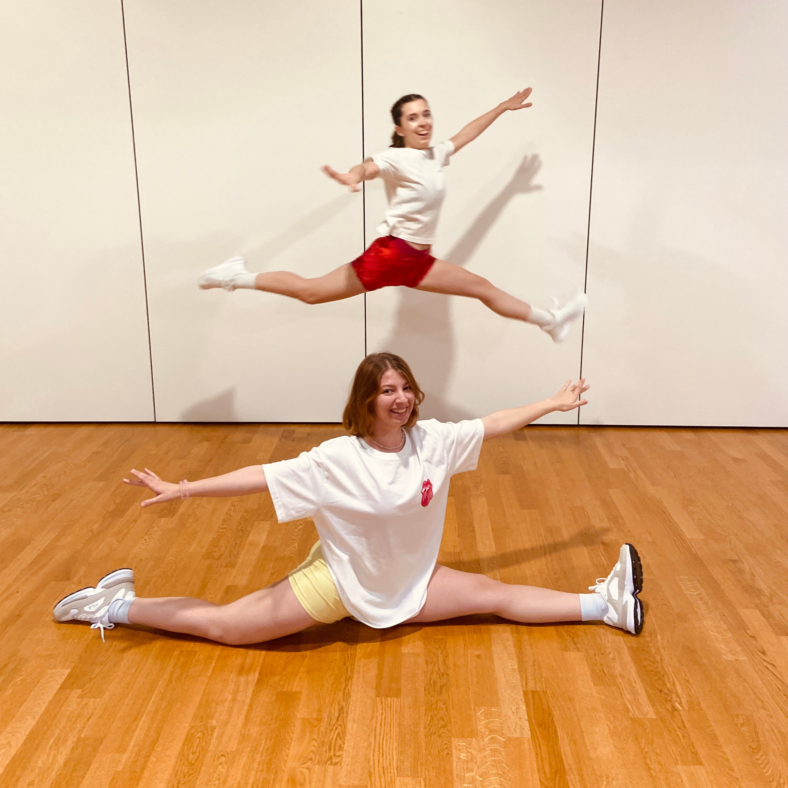 2 Tänzerinnen in der Grätsche